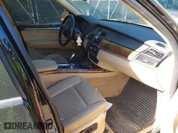 2012 BMW X5 35i z VIN 5UXZV4C5XCL744343, wystawiony jako IAAI lot #42134441 z przebiegiem 136 984 mil mil oraz . Historia ofert i sprzedaży dostępna na DreamBid. Obrazek 5.