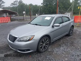 2013 Chrysler 200 Touring z VIN 1C3CCBBG7DN715834, wystawiony jako IAAI lot #42375780 z przebiegiem 157 484 mil mil oraz . Historia ofert i sprzedaży dostępna na DreamBid. Obrazek 6.