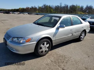 2000 Toyota Camry CE z VIN 4T1BG22K2YU711908, wystawiony jako Copart lot #56294515 z przebiegiem 110 871 mil mil oraz Szkoda całkowita • Salvage title. Historia ofert i sprzedaży dostępna na DreamBid. Obrazek 1.