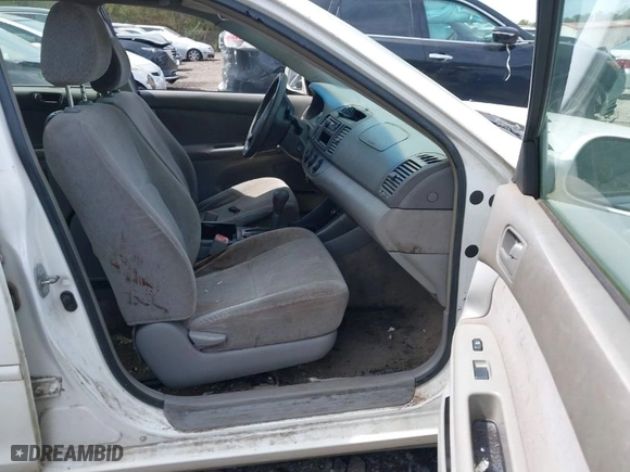 2004 Toyota Camry LE with VIN JTDBE32KX40275598, listed as a IAAI auction lot 41834154 with 343,417 mi miles. Bid and sale history available at carsss.com. Image 5.