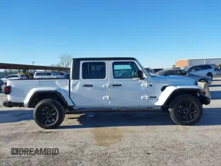 2023 Jeep Gladiator Willys z VIN 1C6HJTAGXPL528674, wystawiony jako IAAI lot #41376339 z przebiegiem 7 102 mil mil oraz . Historia ofert i sprzedaży dostępna na DreamBid. Obrazek 13.
