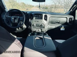2022 Chevrolet Silverado 1500 Custom with VIN 1GCPABEK7NZ633597, listed as a Copart auction lot 55317005 with 32,531 mi miles and Salvage Title. Bid and sale history available at DreamBid. Image 9.