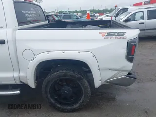 2015 Toyota Tundra SR5 z VIN 5TFDW5F16FX430242, wystawiony jako IAAI lot #42112604 z przebiegiem 179 682 mil mil oraz . Historia ofert i sprzedaży dostępna na DreamBid. Obrazek 17.