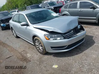 2014 Volkswagen Passat S z VIN 1VWAT7A34EC072982, wystawiony jako IAAI lot #42070146 z przebiegiem 64 300 mil mil oraz . Historia ofert i sprzedaży dostępna na DreamBid. Obrazek 1.