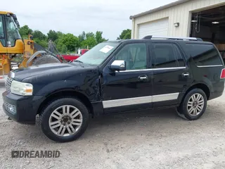2008 Lincoln Navigator z VIN 5LMFU27538LJ21670, wystawiony jako IAAI lot #42279965 z przebiegiem 278 169 mil mil oraz . Historia ofert i sprzedaży dostępna na DreamBid. Obrazek 6.