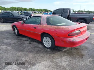 1995 Chevrolet Camaro z VIN 2G1FP22S2S2160911, wystawiony jako IAAI lot #42413545 z przebiegiem 32 767 mil mil oraz . Historia ofert i sprzedaży dostępna na DreamBid. Obrazek 3.