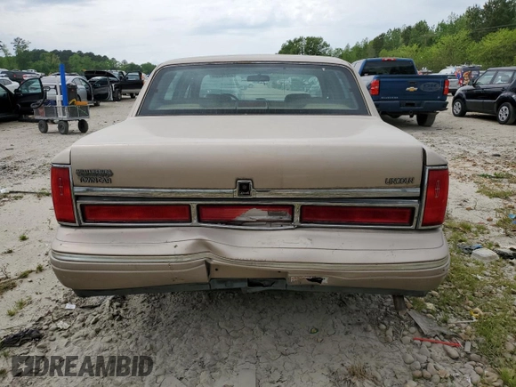 1997 Lincoln Town Car Signature z VIN 1LNLM82W8VY705599, wystawiony jako Copart lot #53096165 z przebiegiem 166 585 mil mil oraz Czysty tytuł • Clean title. Historia ofert i sprzedaży dostępna na DreamBid. Obrazek 6.
