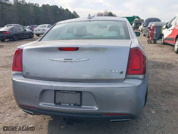 2018 Chrysler 300 with VIN 2C3CCABG8JH191057, listed as a IAAI auction lot 41645700 with 36,824 mi miles. Bid and sale history available at carsss.com. Image 17.