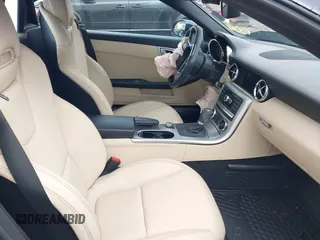 2014 Mercedes-Benz SLK 350 z VIN WDDPK5HA9EF065958, wystawiony jako IAAI lot #41474434 z przebiegiem 21 653 mil mil oraz . Historia ofert i sprzedaży dostępna na DreamBid. Obrazek 5.