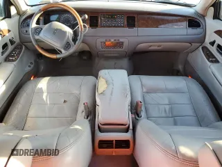2002 Lincoln Town Car Signature z VIN 1LNHM82W92Y671562, wystawiony jako Copart lot #47391265 z przebiegiem Nie podano mil oraz Szkoda całkowita • Salvage title. Historia ofert i sprzedaży dostępna na DreamBid. Obrazek 8.