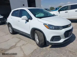 2020 Chevrolet Trax LS with VIN KL7CJKSB3LB325073, listed as a IAAI auction lot 39455751 with 1 mi miles. Bid and sale history available at carsss.com. Image 1.