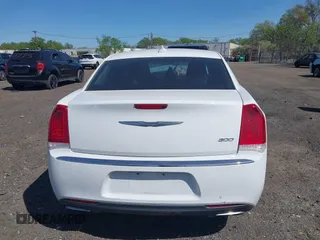 2016 Chrysler 300 Anniversary Edition z VIN 2C3CCAAG5GH147494, wystawiony jako IAAI lot #42158928 z przebiegiem 107 084 mil mil oraz . Historia ofert i sprzedaży dostępna na DreamBid. Obrazek 16.