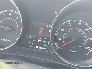 2017 Mitsubishi Outlander ES z VIN JA4AR3AUXHZ007018, wystawiony jako IAAI lot #41790311 z przebiegiem 142 299 mil mil oraz . Historia ofert i sprzedaży dostępna na DreamBid. Obrazek 7.