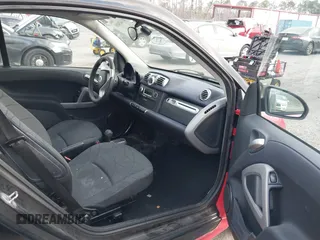 2015 Smart fortwo Passion z VIN WMEEJ3BA0FK815839, wystawiony jako IAAI lot #41443496 z przebiegiem 75 574 mil mil oraz . Historia ofert i sprzedaży dostępna na DreamBid. Obrazek 5.