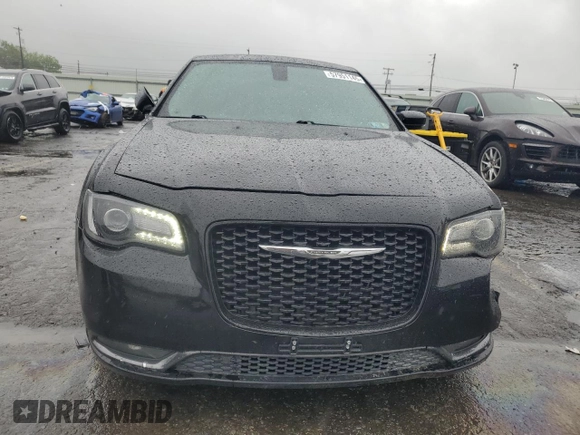 2015 Chrysler 300 S z VIN 2C3CCABG9FH780710, wystawiony jako Copart lot #57951145 z przebiegiem 126 268 mil mil oraz Szkoda całkowita • Salvage title. Historia ofert i sprzedaży dostępna na DreamBid. Obrazek 5.