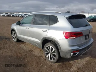 2024 Volkswagen Taos SE z VIN 3VVSX7B23RM047661, wystawiony jako IAAI lot #41609371 z przebiegiem 16 038 mil mil oraz . Historia ofert i sprzedaży dostępna na DreamBid. Obrazek 3.