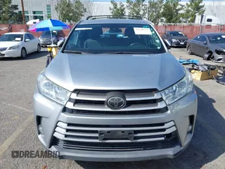2018 Toyota Highlander LE z VIN 5TDBZRFH2JS838268, wystawiony jako IAAI lot #41540323 z przebiegiem 151 773 mil mil oraz . Historia ofert i sprzedaży dostępna na DreamBid. Obrazek 13.