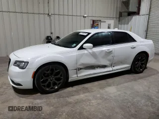 2017 Chrysler 300 S Alloy Edition z VIN 2C3CCABG1HH518232, wystawiony jako Copart lot #51734315 z przebiegiem 135 317 mil mil oraz Szkoda całkowita • Salvage title. Historia ofert i sprzedaży dostępna na DreamBid. Obrazek 1.