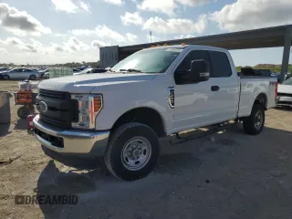 2018 Ford F-250 XL z VIN 1FT7X2B65JEB49886, wystawiony jako Copart lot #51084575 z przebiegiem Nie podano mil oraz Czysty tytuł • Clean title. Historia ofert i sprzedaży dostępna na DreamBid. Obrazek 1.
