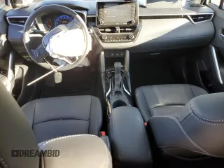 2022 Toyota Corolla Cross XLE z VIN 7MUDAABG2NV043649, wystawiony jako Copart lot #76577044 z przebiegiem 9 495 mil mil oraz Szkoda całkowita • Salvage title. Historia ofert i sprzedaży dostępna na DreamBid. Obrazek 8.