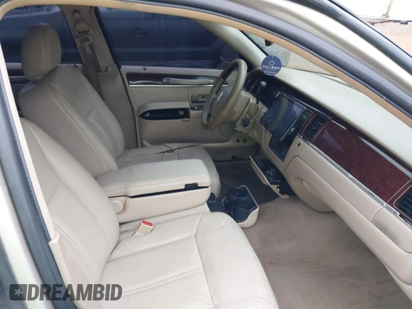 2008 Lincoln Town Car Limited z VIN 2LNHM82V88X636673, wystawiony jako IAAI lot #41023893 z przebiegiem 128 185 mil mil oraz . Historia ofert i sprzedaży dostępna na DreamBid. Obrazek 5.