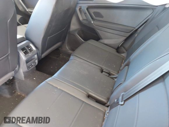 2018 Volkswagen Tiguan SEL z VIN 3VV2B7AX0JM197274, wystawiony jako IAAI lot #42392421 z przebiegiem 45 453 mil mil oraz . Historia ofert i sprzedaży dostępna na DreamBid. Obrazek 8.