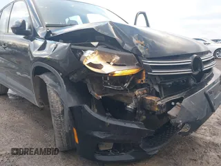 2015 Volkswagen Tiguan SE z VIN WVGBV7AXXFW612903, wystawiony jako IAAI lot #41017461 z przebiegiem 149 297 mil mil oraz . Historia ofert i sprzedaży dostępna na DreamBid. Obrazek 6.