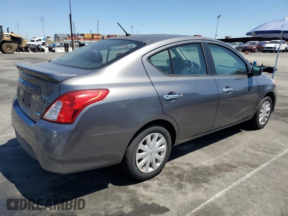 2016 Nissan Versa S z VIN 3N1CN7AP6GL840268, wystawiony jako Copart lot #55103695 z przebiegiem 106 331 mil mil oraz Czysty tytuł • Clean title. Historia ofert i sprzedaży dostępna na DreamBid. Obrazek 3.