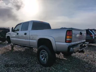 2006 GMC Sierra 1500HD SLE1 z VIN 1GTGK13U06F230477, wystawiony jako Copart lot #46620105 z przebiegiem 145 432 mil mil oraz Szkoda całkowita • Salvage title. Historia ofert i sprzedaży dostępna na DreamBid. Obrazek 2.