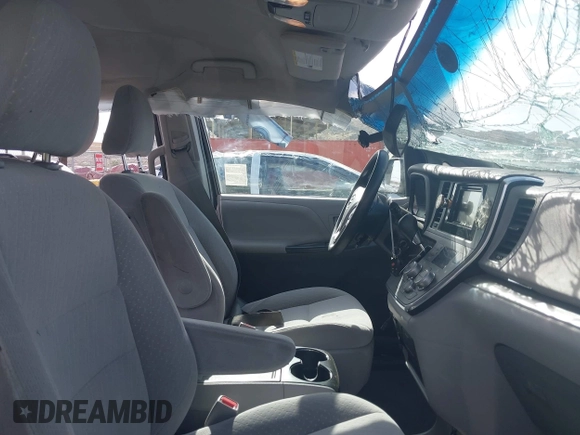 2017 Toyota Sienna LE Auto Access Seat z VIN 5TDKZ3DC5HS799948, wystawiony jako IAAI lot #42241926 z przebiegiem 138 703 mil mil oraz . Historia ofert i sprzedaży dostępna na DreamBid. Obrazek 5.