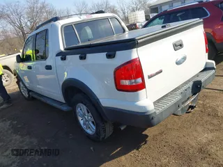 2010 Ford Explorer Sport Trac XLT z VIN 1FMEU3BE4AUA31407, wystawiony jako IAAI lot #41771678 z przebiegiem 105 988 mil mil oraz . Historia ofert i sprzedaży dostępna na DreamBid. Obrazek 3.
