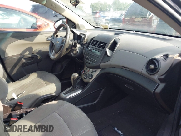 2013 Chevrolet Sonic LS z VIN 1G1JA5SG4D4126703, wystawiony jako IAAI lot #42719108 z przebiegiem 158 750 mil mil oraz . Historia ofert i sprzedaży dostępna na DreamBid. Obrazek 5.