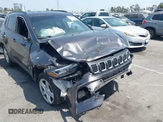 2023 Jeep Compass Latitude z VIN 3C4NJDBN7PT533642, wystawiony jako IAAI lot #42473847 z przebiegiem 34 589 mil mil oraz . Historia ofert i sprzedaży dostępna na DreamBid. Obrazek 6.
