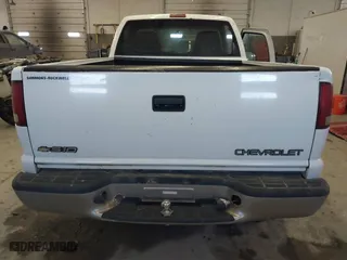 2000 Chevrolet S-10 LS with VIN 1GCCS144XYK137103, listed as a IAAI auction lot 41391321 with 128,146 mi miles. Bid and sale history available at carsss.com. Image 17.