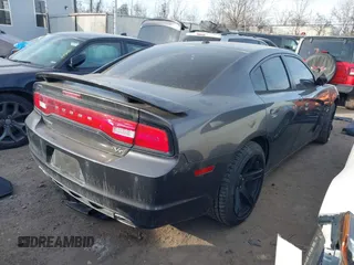 2014 Dodge Charger RT z VIN 2C3CDXCT7EH214037, wystawiony jako IAAI lot #41399551 z przebiegiem 108 620 mil mil oraz . Historia ofert i sprzedaży dostępna na DreamBid. Obrazek 4.