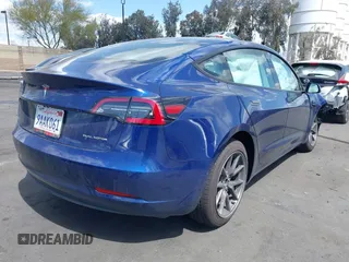 2022 Tesla Model 3 Long Range z VIN 5YJ3E1EBXNF168686, wystawiony jako IAAI lot #41933028 z przebiegiem 57 482 mil mil oraz . Historia ofert i sprzedaży dostępna na DreamBid. Obrazek 4.