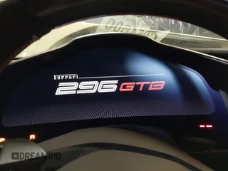 2024 Ferrari 296 GTB z VIN ZFF99SLA6R0303425, wystawiony jako IAAI lot #39193585 z przebiegiem Nie podano mil oraz . Historia ofert i sprzedaży dostępna na DreamBid. Obrazek 15.