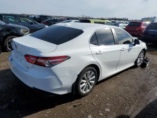 2020 Toyota Camry LE with VIN 4T1C11AK2LU952832, listed as a Copart auction lot 49873975 with 61,376 mi miles and Salvage Title. Bid and sale history available at carsss.com. Image 3.