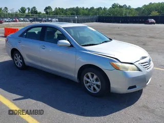 2008 Toyota Camry LE z VIN 4T1BE46K38U231632, wystawiony jako IAAI lot #42496257 z przebiegiem 283 529 mil mil oraz . Historia ofert i sprzedaży dostępna na DreamBid. Obrazek 1.