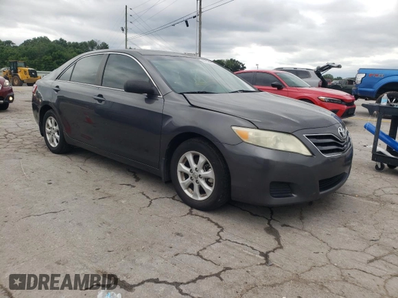 2011 Toyota Camry LE z VIN 4T4BF3EK3BR110153, wystawiony jako Copart lot #61950455 z przebiegiem 414 223 mil mil oraz Czysty tytuł • Clean title. Historia ofert i sprzedaży dostępna na DreamBid. Obrazek 4.