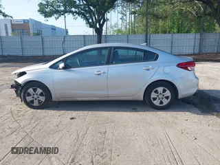 2017 Kia Forte LX z VIN 3KPFK4A71HE085778, wystawiony jako IAAI lot #42009127 z przebiegiem 130 014 mil mil oraz . Historia ofert i sprzedaży dostępna na DreamBid. Obrazek 15.