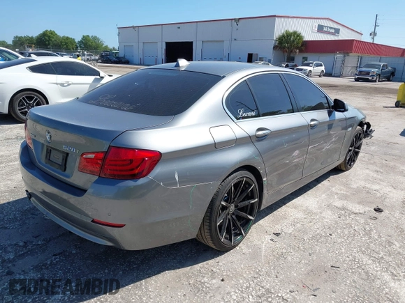 2013 BMW 5 Series 528i xDrive with VIN WBAXH5C59DDW15539, listed as a IAAI auction lot 41961479 with 133,052 mi miles. Bid and sale history available at carsss.com. Image 4.