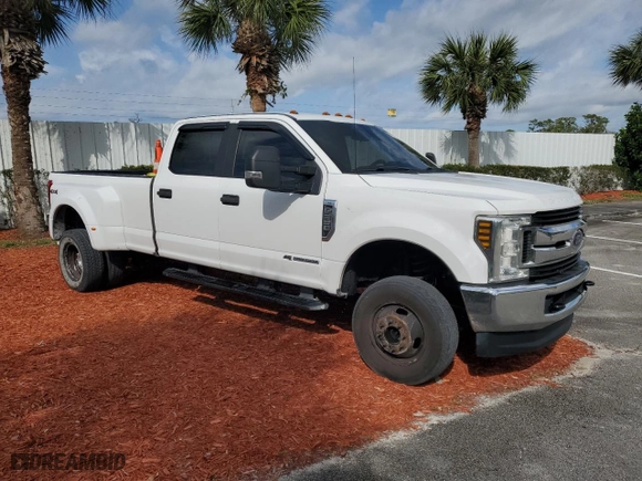 2019 Ford Super Duty F-350 DRW XL with VIN 1FT8W3DT3KEE42459, listed as a Copart auction lot 43067515 with 321,307 mi miles and Clean Title. Bid and sale history available at carsss.com. Image 4.