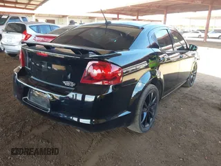 2014 Dodge Avenger SE z VIN 1C3CDZAG6EN138108, wystawiony jako IAAI lot #42068904 z przebiegiem 136 618 mil mil oraz . Historia ofert i sprzedaży dostępna na DreamBid. Obrazek 4.