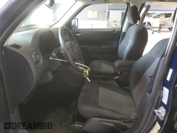 2015 Jeep Patriot Latitude z VIN 1C4NJRFB5FD125674, wystawiony jako Copart lot #60282055 z przebiegiem 73 330 mil mil oraz Szkoda całkowita • Salvage title. Historia ofert i sprzedaży dostępna na DreamBid. Obrazek 7.