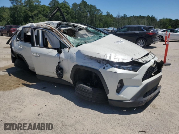 2021 Toyota RAV4 XLE Premium z VIN 2T3A1RFV0MW153326, wystawiony jako Copart lot #57799785 z przebiegiem Nie podano mil oraz Szkoda całkowita • Salvage title. Historia ofert i sprzedaży dostępna na DreamBid. Obrazek 4.