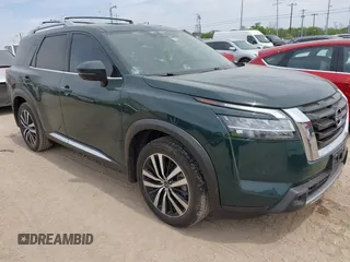 2023 Nissan Pathfinder Platinum z VIN 5N1DR3DH7PC275524, wystawiony jako IAAI lot #42061025 z przebiegiem 22 670 mil mil oraz . Historia ofert i sprzedaży dostępna na DreamBid. Obrazek 1.