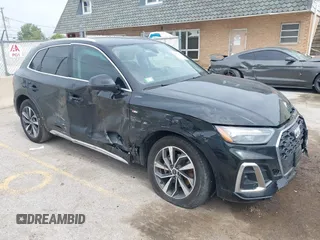 2024 Audi Q5 S line Premium Plus z VIN WA1EAAFY8R2025472, wystawiony jako IAAI lot #42371409 z przebiegiem 10 737 mil mil oraz . Historia ofert i sprzedaży dostępna na DreamBid. Obrazek 1.