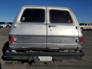 1989 Chevrolet Suburban z VIN 1GNGV26K8KF128711, wystawiony jako Copart lot #46658895 z przebiegiem Nie podano mil oraz Szkoda całkowita • Salvage title. Historia ofert i sprzedaży dostępna na DreamBid. Obrazek 6.