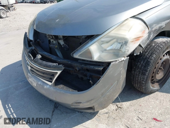 2010 Nissan Versa S z VIN 3N1BC1CP0AL358270, wystawiony jako IAAI lot #42203337 z przebiegiem 157 736 mil mil oraz . Historia ofert i sprzedaży dostępna na DreamBid. Obrazek 6.